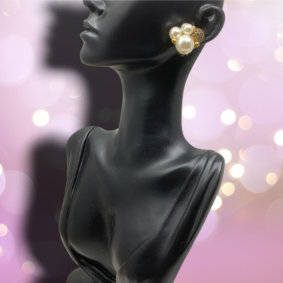Vintage 1960's Faux Pearl Gold Tone Mesh Beaded Cluster Earrings Clip On Couture - Picture 4 of 6